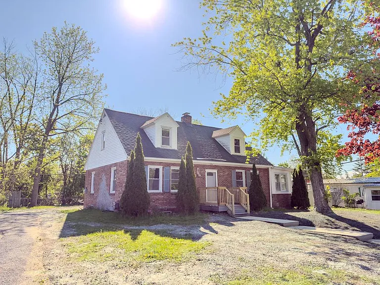 69 McArthur Rd — Photo 1