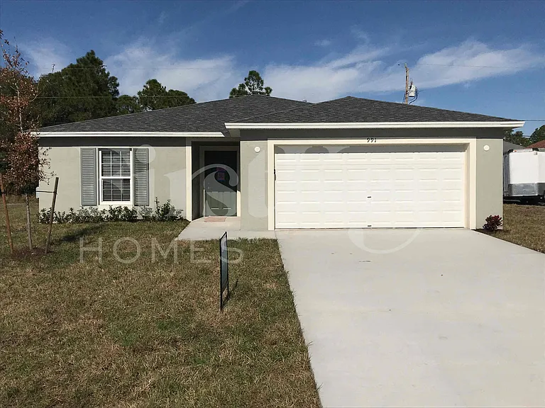 991 SW Dubois Ave — Photo 1
