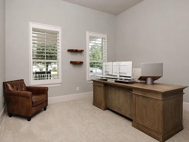 114 Crescent City Dr — Photo 3