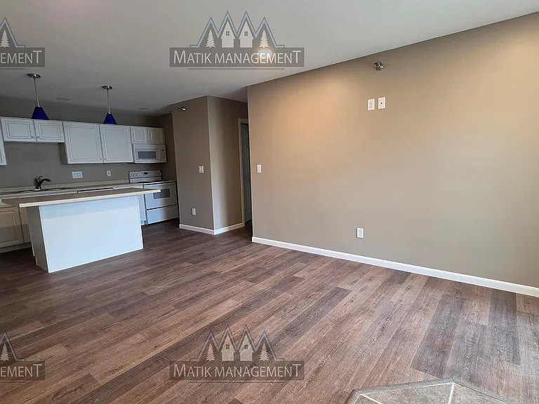 875 37th Ave NW #B — Photo 8