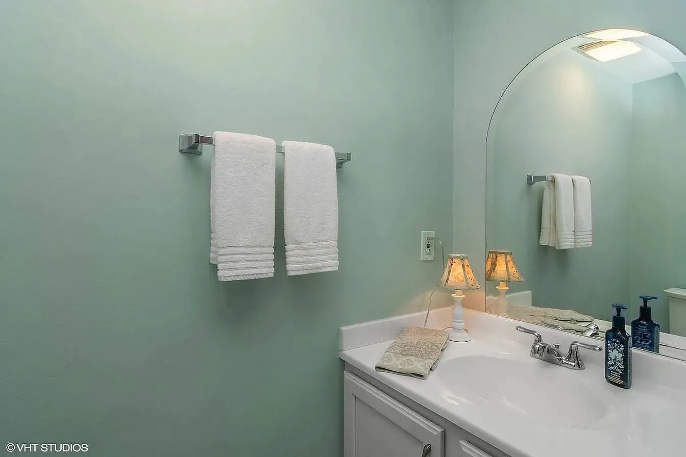 2 bed, 1.5 bath, 1024 sqft, $2,200 — Photo 2