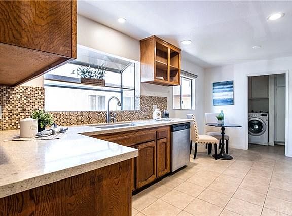 5th image of 415 N Kenwood St APT 3