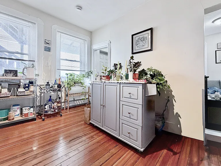 1056 Cambridge St — Photo 3
