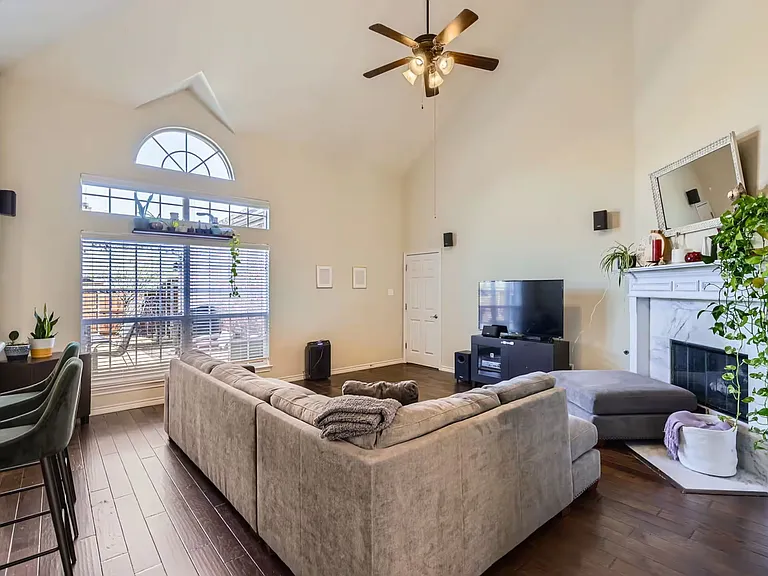1318 Plum Valley Dr — Photo 5