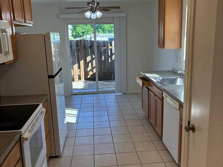 277 S Knott St — Photo 9