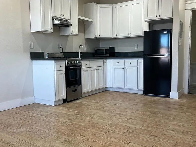 Commercial Suites — Photo 3