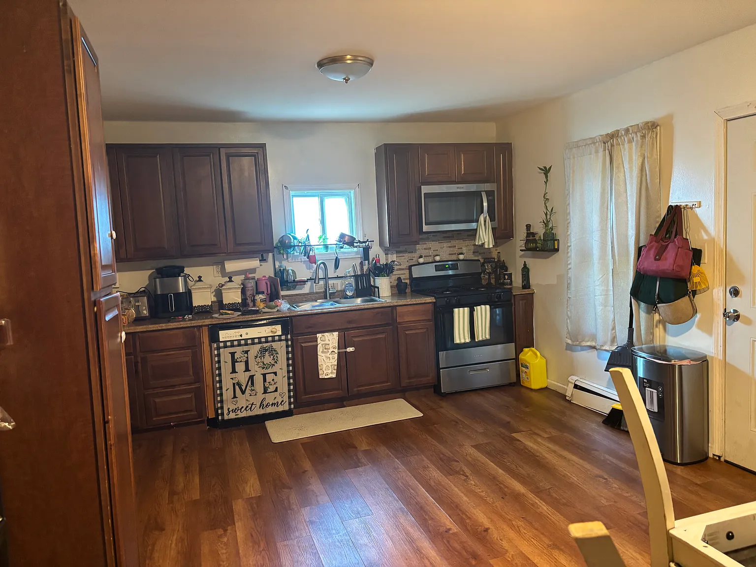 3 bed, 1.5 bath, 1400 sqft, $2,350 — Photo 2