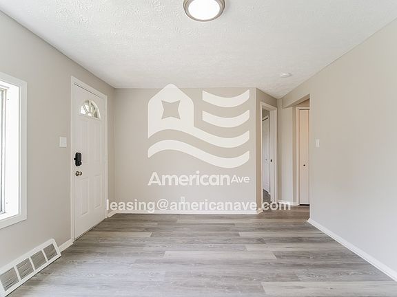 607301_004_living_room_12853495.jpg