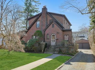 10 Robins Rd, New Rochelle, NY 10801