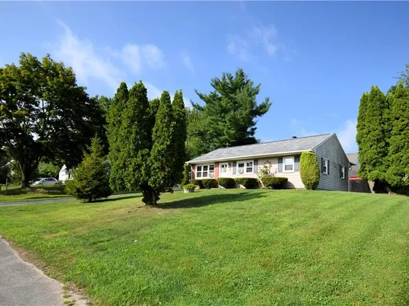 10 Charlotte Dr, Bristol, RI 02809
