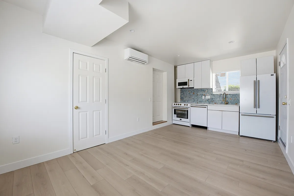 Building Photo - 4021 Lamont St #12