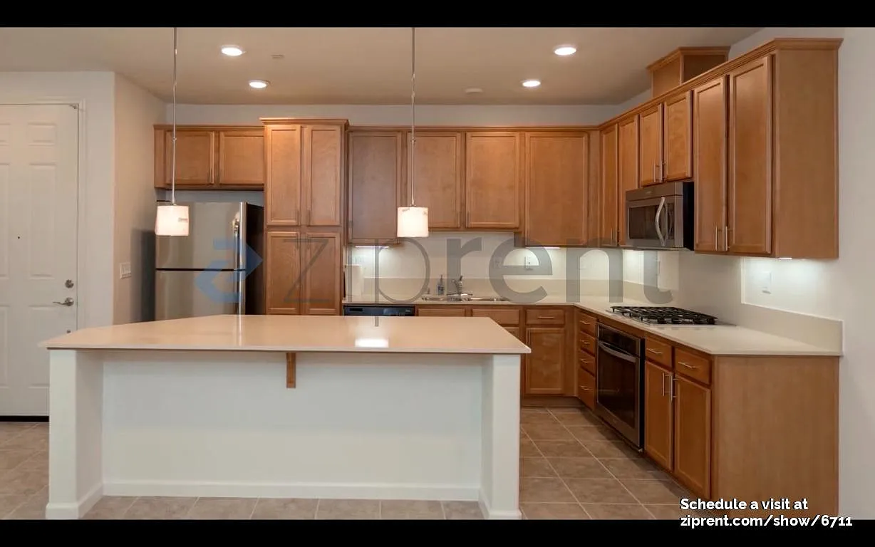 3 bed, 951 sqft, $3,100 — Photo 2