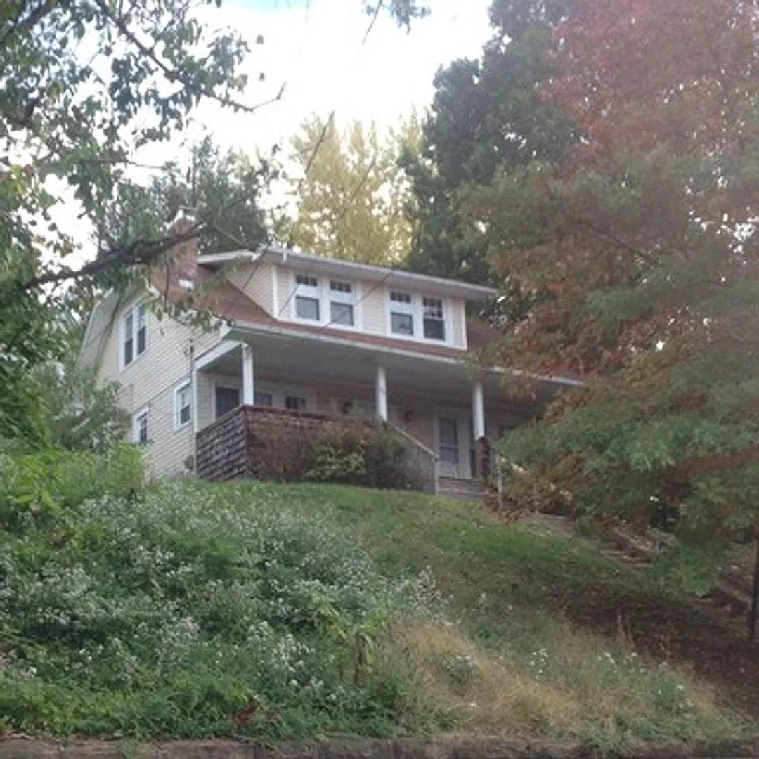 4 Bedroom/ 1 Bathroom House - Great View (Downtown) - Available 06/02/2027 — Photo 1