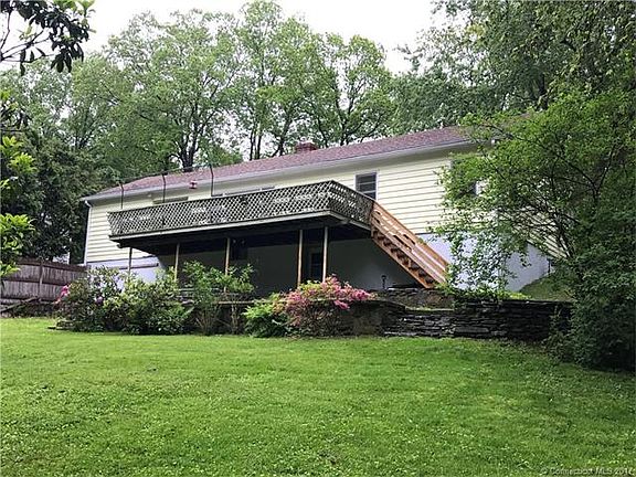 This beautiful ranch sits o...