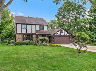 2916 Skyline Dr, Crystal Lake, IL 60012