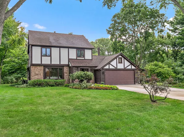 2916 Skyline Dr, Crystal Lake, IL 60012