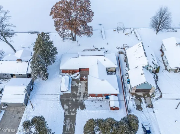 13504 S Horrell Rd, Fenton, MI 48430