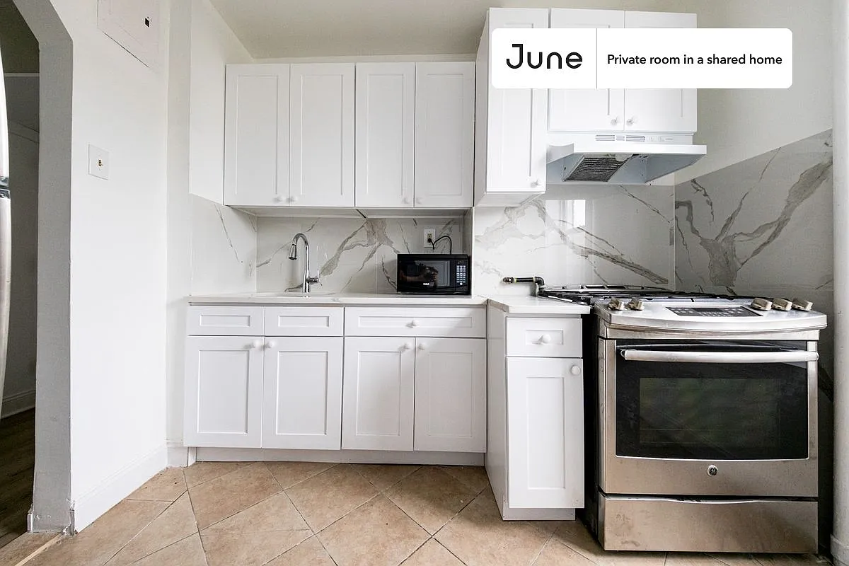 Queen bedroom in 4 bed/1 bath home in Sunset Park #1876 D — Photo 4
