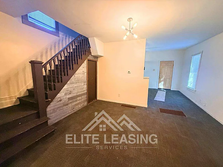 1029 SW Woodward Ave — Photo 3