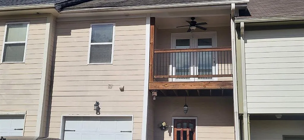 3 bed, 2.5 bath, 1588 sqft, $2,050 — Photo 1