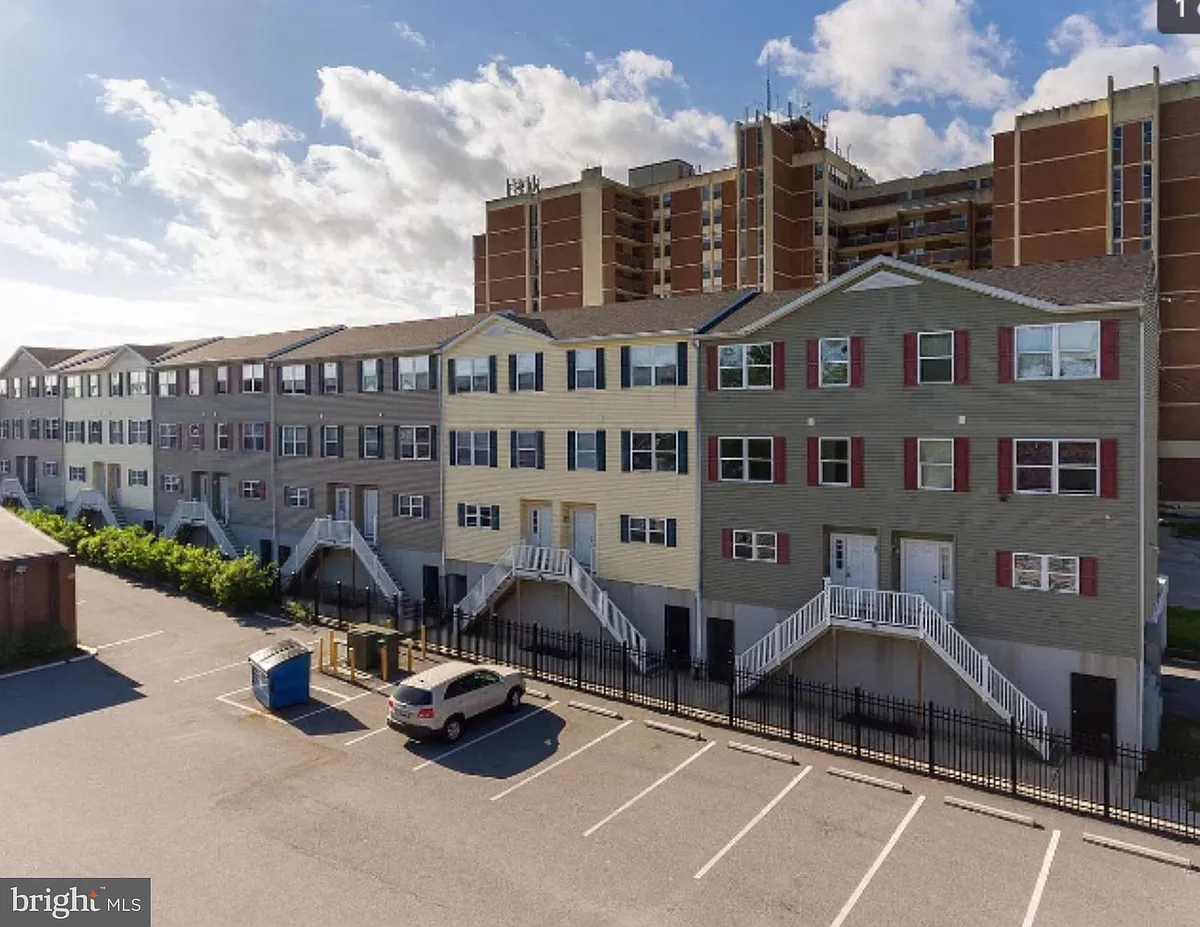 Photo 1 of 40 - 5235 Crowson Ave #6 - Baltimore, MD Primary Photo - 5235 Crowson Ave #6
