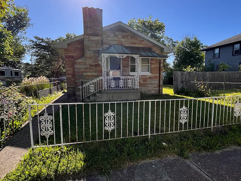 2803 Queen St — Photo 2
