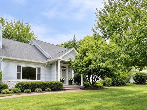 502 Dogwood Ln, Chagrin Falls, OH 44023