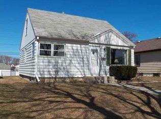 3016 E Cudahy Ave, St Francis, WI 53235