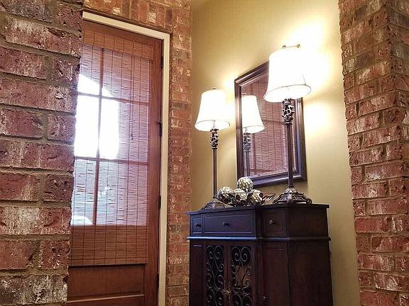 3rd image of 887 Willow Grande Cir