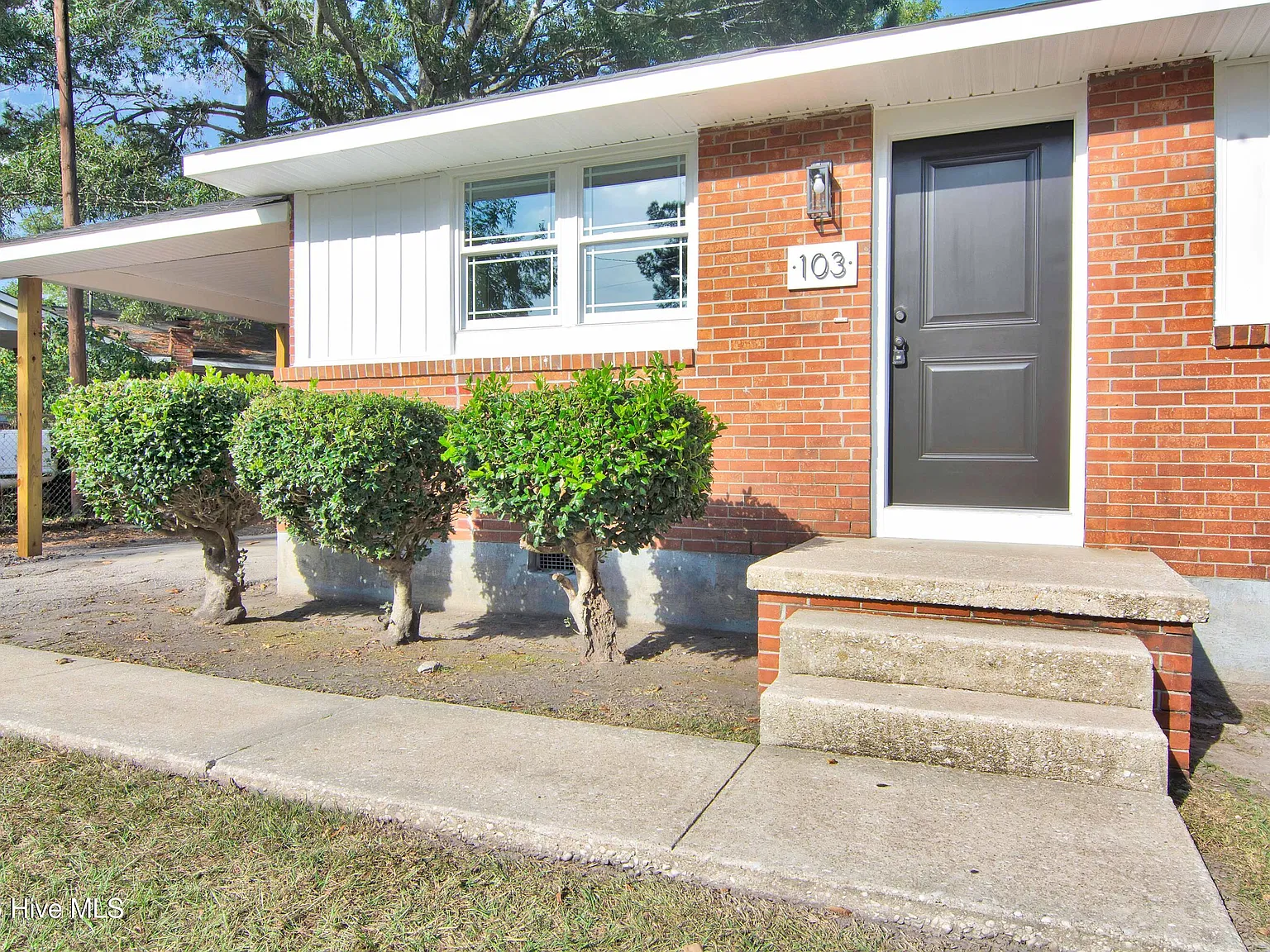 3 bed, 1.0 bath, 1175 sqft, $1,500 — Photo 2