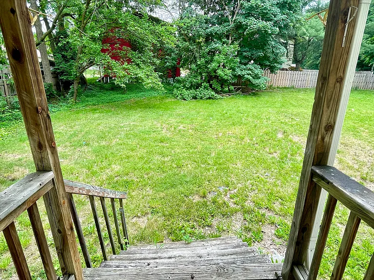 580 Baird St — Photo 4