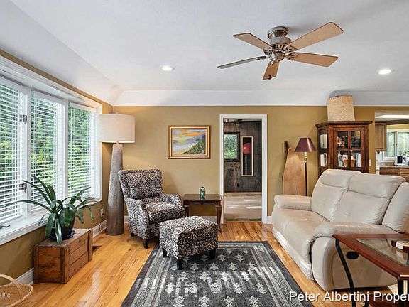 3rd image of 4809 Wakefield Ave NE