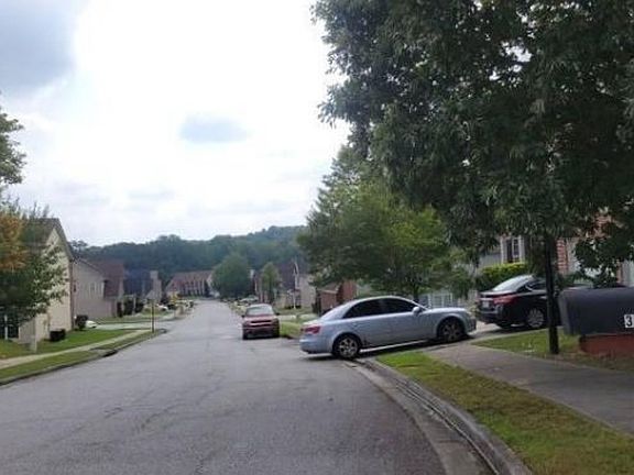 Exterior Neighborhood (street photo)