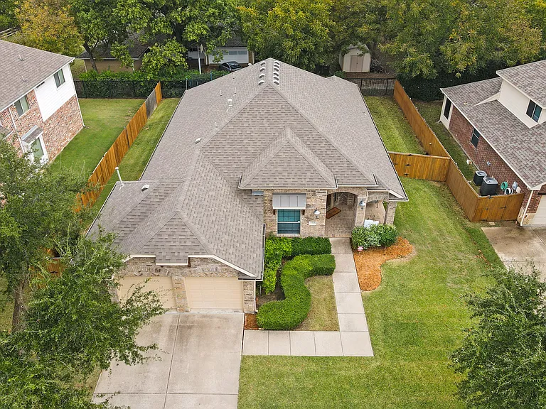 3508 Summerfield Dr — Photo 2