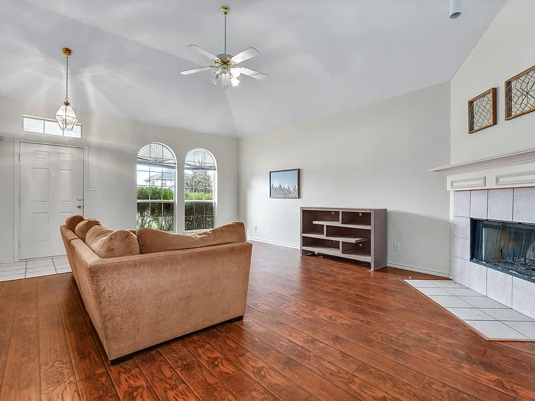 1209 Buehler Ct — Photo 2