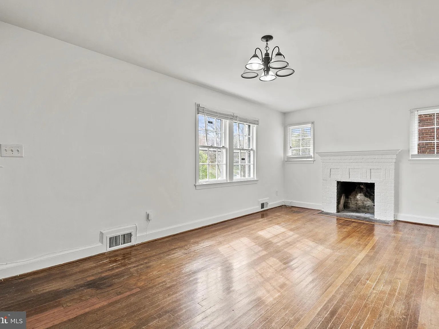 5 bed, 2.5 bath, 1635 sqft, $3,500 — Photo 4