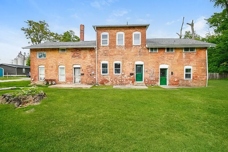 4 bed, 1.0 bath, $1,295 — Photo 1