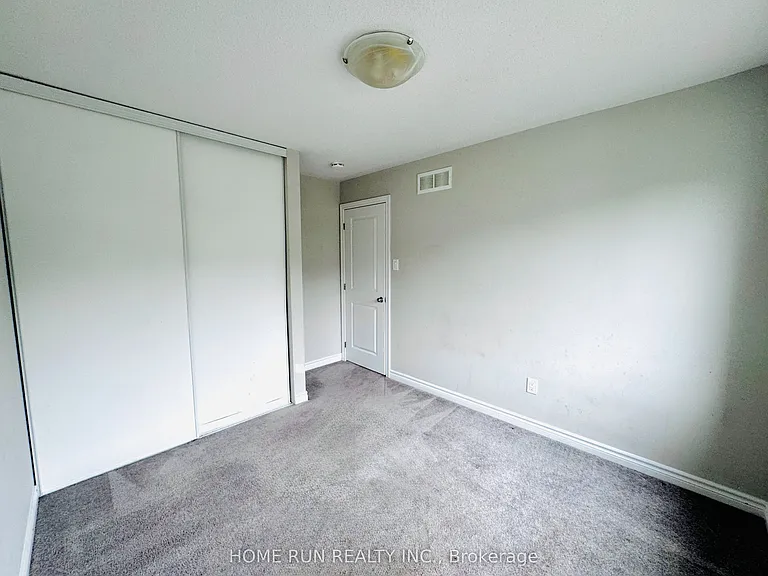621 Lauraleaf Cres — Photo 16