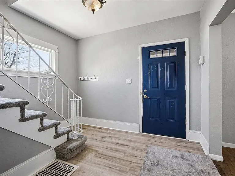 818 10th Ave SW — Photo 13