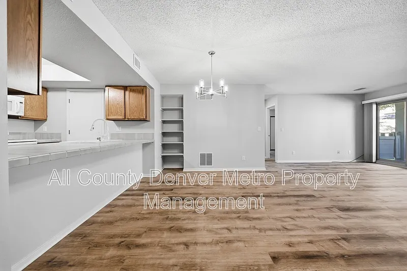 2 bed, 2.0 bath, 1206 sqft, $2,595 — Photo 2