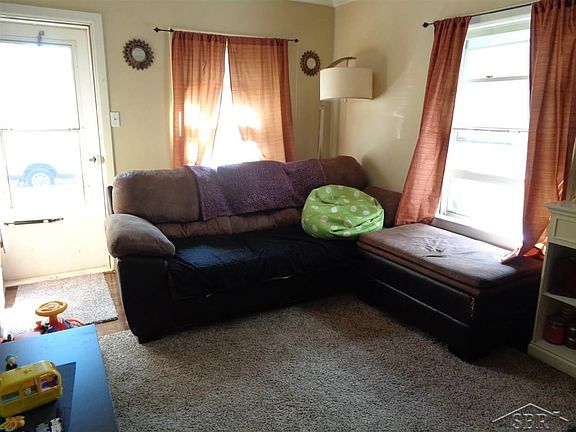 4th image of 815 Larch St