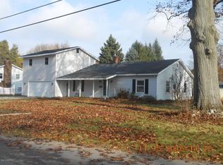 5080 Wickham Dr, Norton Shores, MI 49441