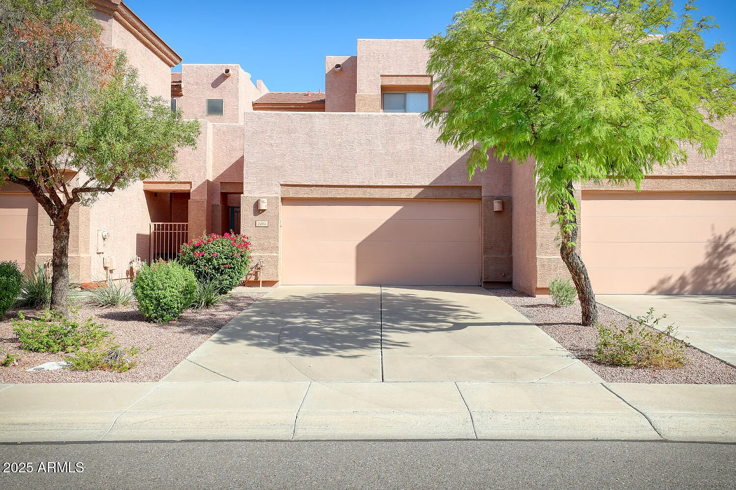 3 bed, 2.5 bath, 1307 sqft, $2,200 — Photo 2