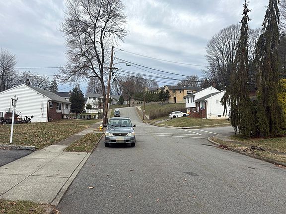 5th image of 9 Dulles Dr