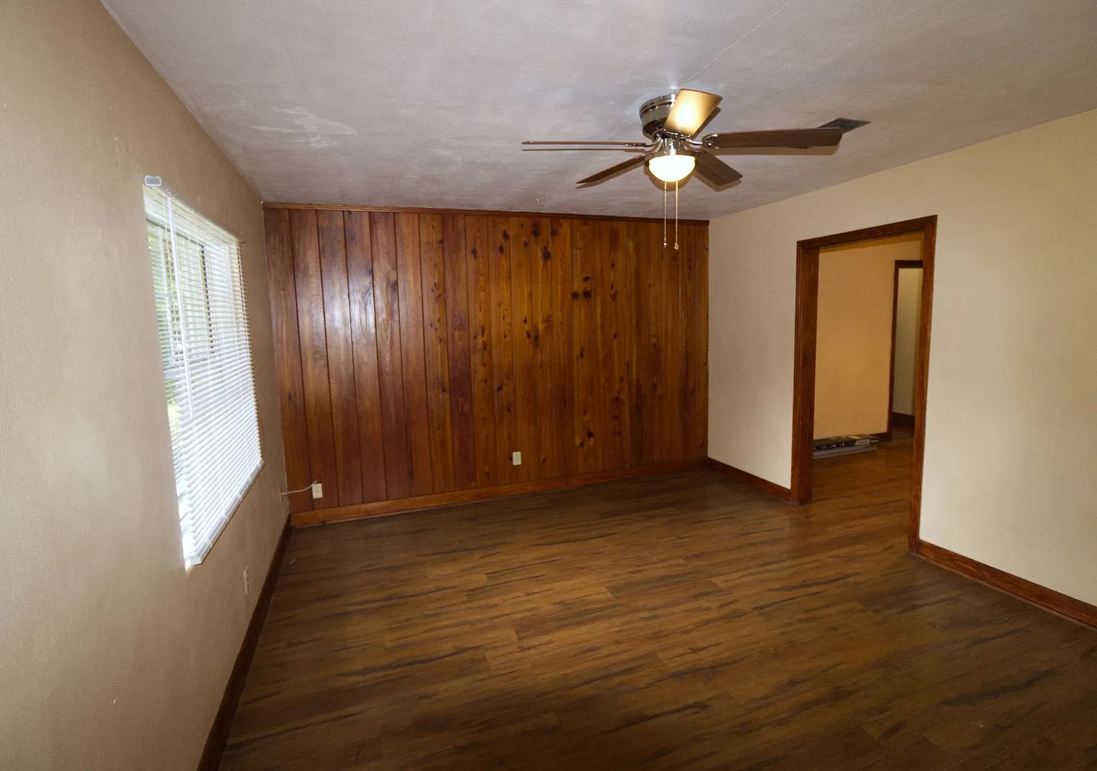 Charming 4 Bedroom, 2 Bathroom House — Photo 2