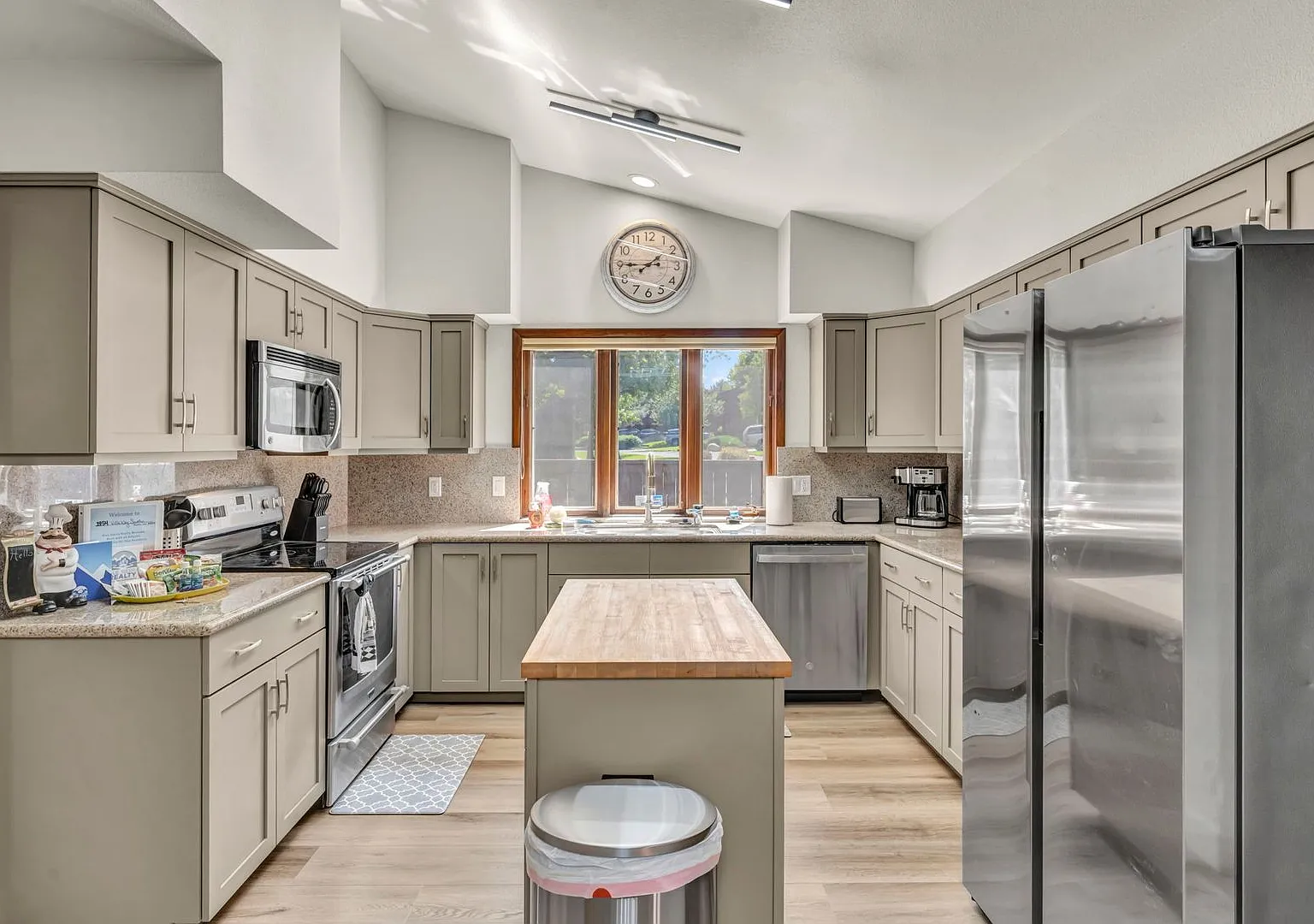 Tahoe-Inspired Fully Furnished South Reno Retreat All Utilities Included — Photo 4