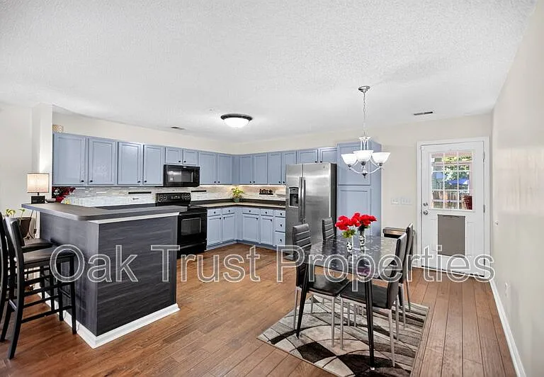 137 Venice St — Photo 8