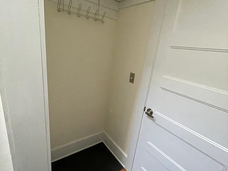 1360 Elizabeth St — Photo 12