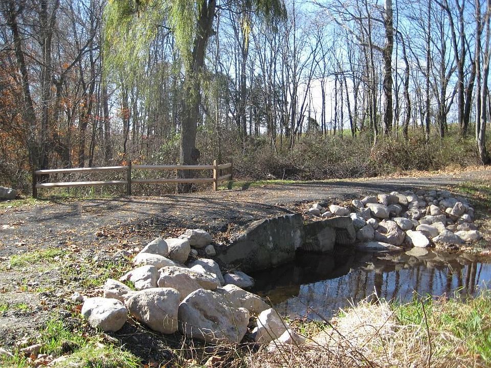 2nd image of 13 Maple Ln
