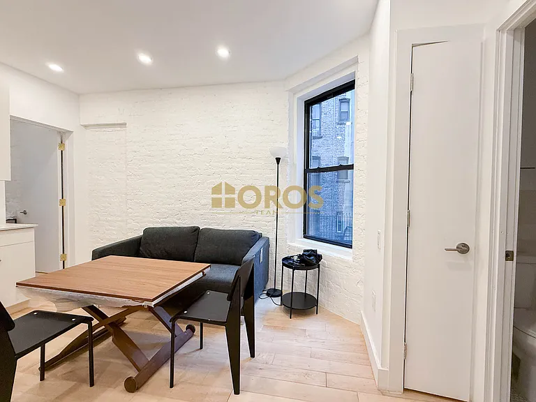 322 E 11th St #4 — Photo 5